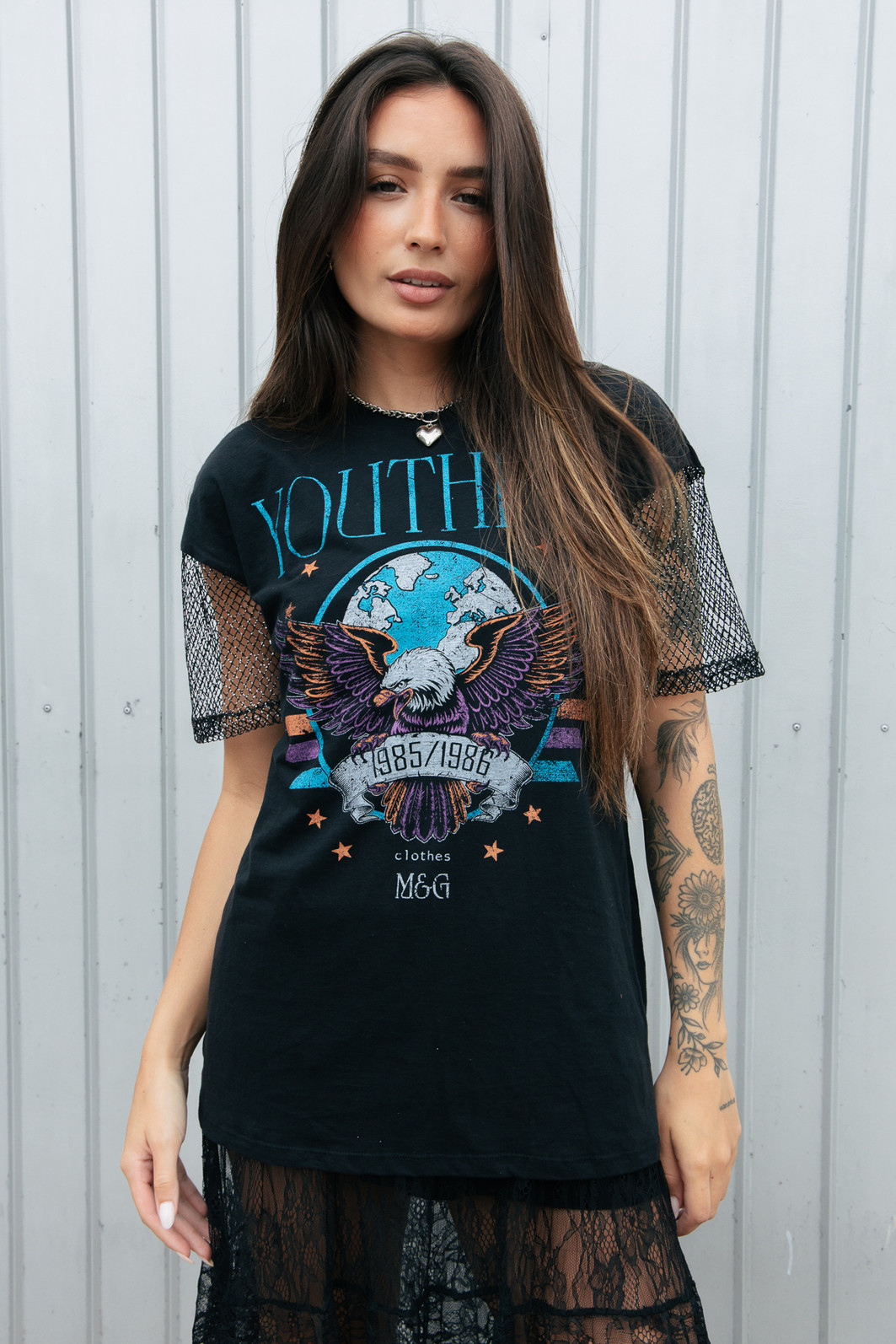 CAMISETA T-SHIRT VINTAGE PRETA COM MANGAS TELA COM BRILHO YOUTHFUL