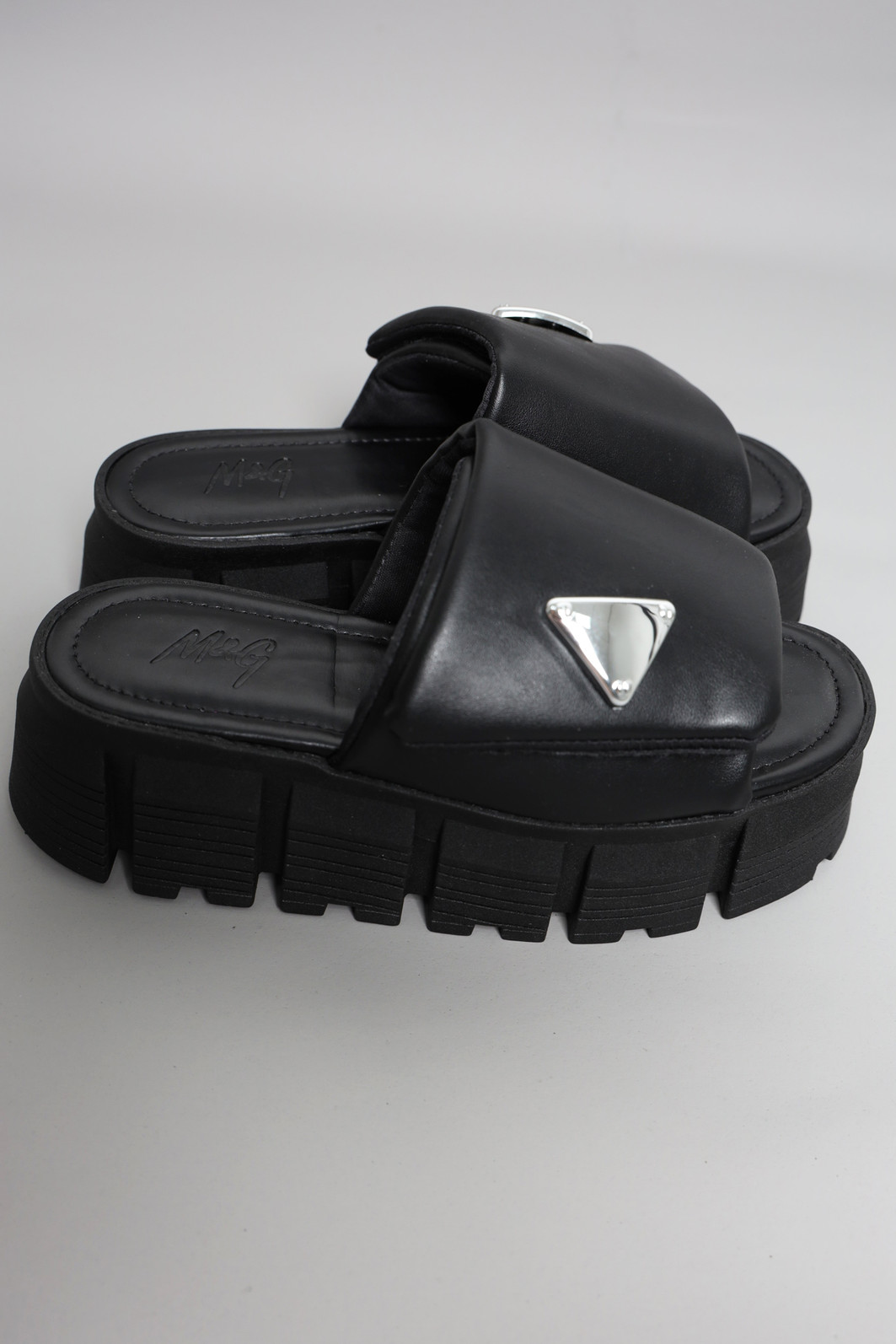 TAMANCO DE PLATAFORMA PRETO COM VELCRO