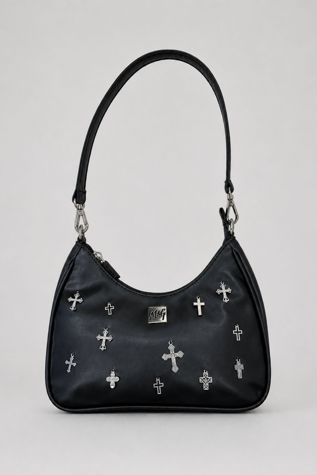 BOLSA DE NAPA PRETA COM PINGENTES DE CRUZ BOLSA DE NAPA PRETA COM PINGENTES DE CRUZ