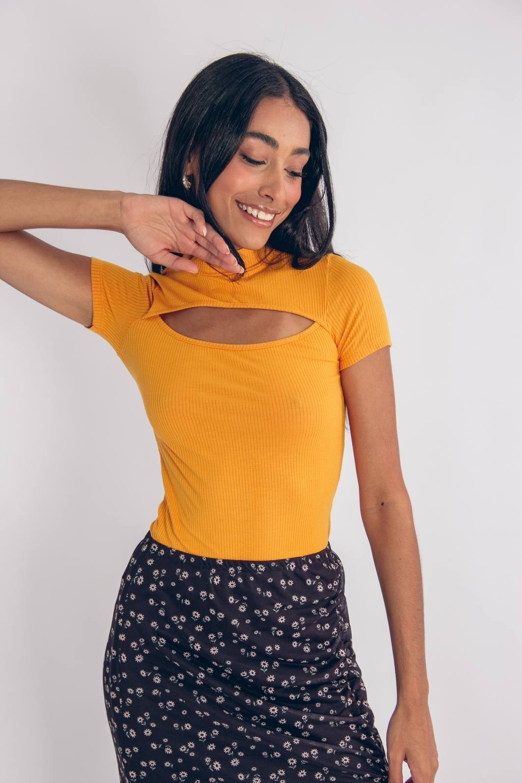 BLUSA BÁSICA CANELADA AMARELO RECORTE NO DECOTE