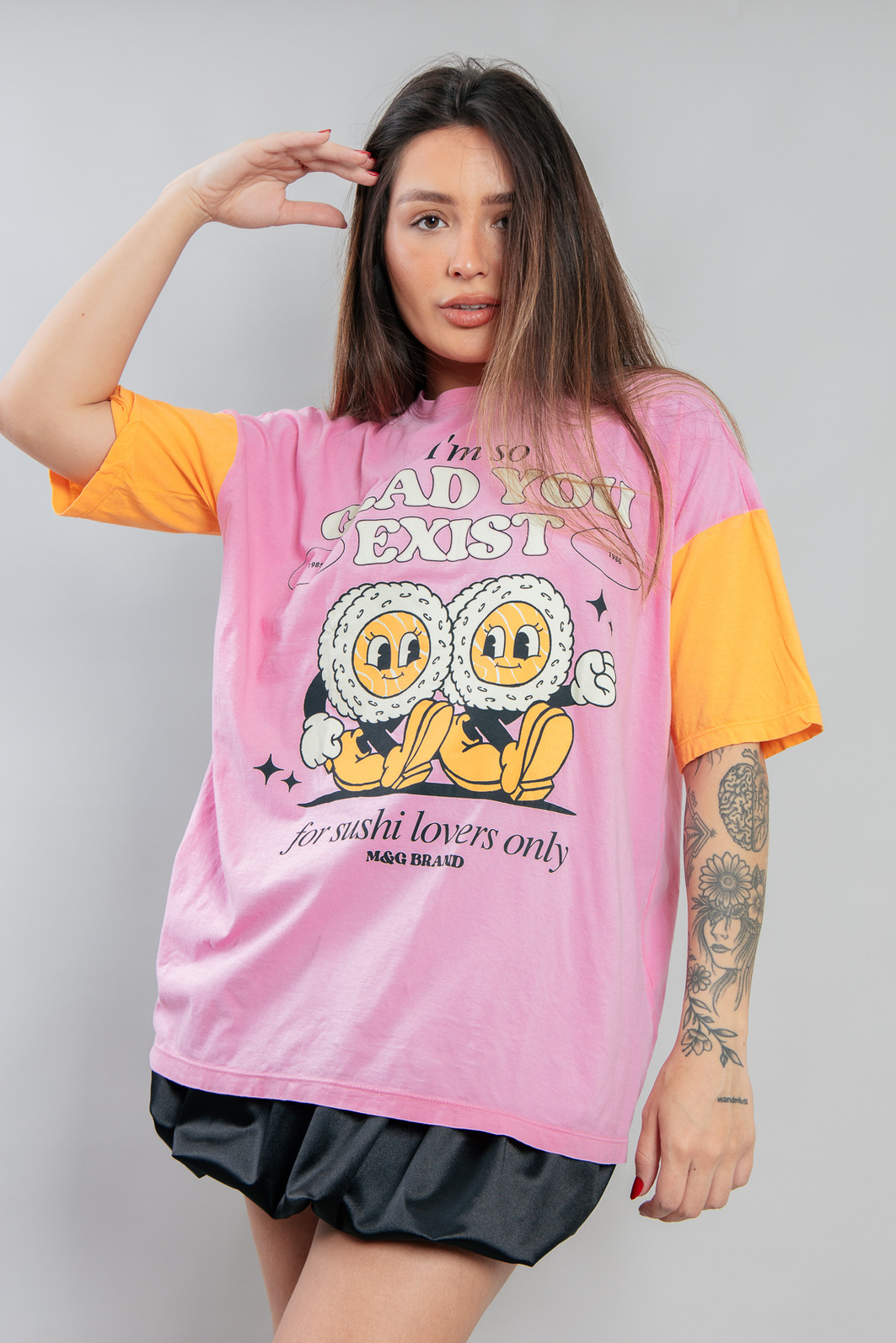 CAMISETA T-SHIRT OVERSIZED ROSA COM MANGAS LARANJAS SUSHI