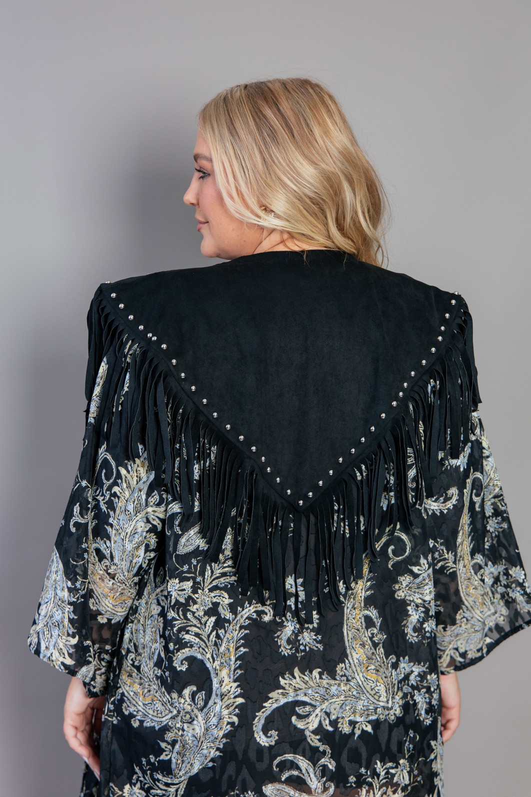 KIMONO CAPA DE SUEDE COM TACHAS E FRANJAS PRETO KIMONO CAPA DE SUEDE COM TACHAS E FRANJAS PRETO