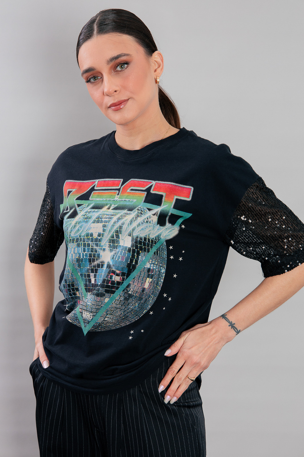 CAMISETA T-SHIRT VINTAGE PRETA COM MANGAS PAETÊS BEST CAMISETA T-SHIRT VINTAGE PRETA COM MANGAS PAETÊS BEST