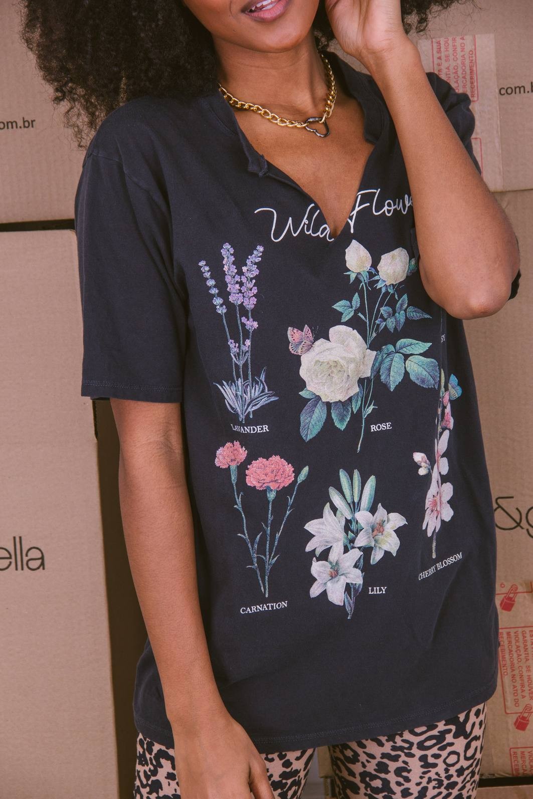 T-SHIRT BOYFRIEND COM DECOTE CORTADO WILD FLOWERS