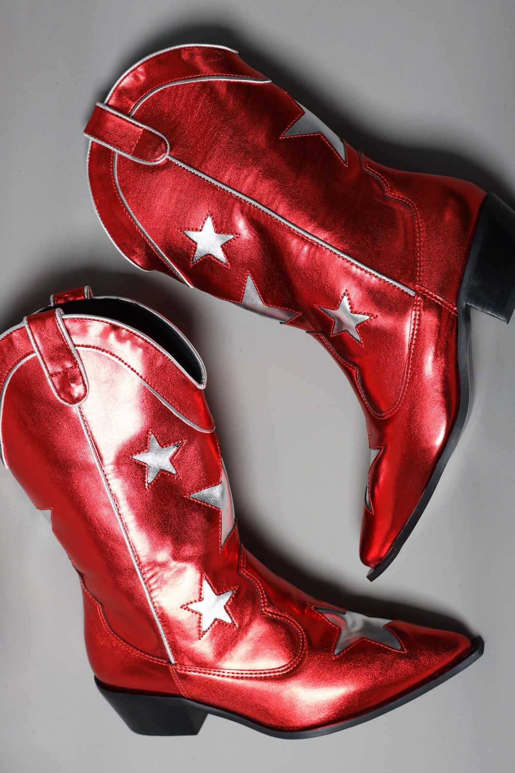 BOTA WESTERN METALIZADA VERMELHA COM ESTRELAS PRATA BOTA WESTERN METALIZADA VERMELHA COM ESTRELAS PRATA