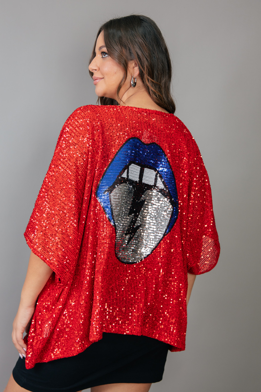 KIMONO AMPLO DE PAETÊ VERMELHO COM BORDADO MOUTH