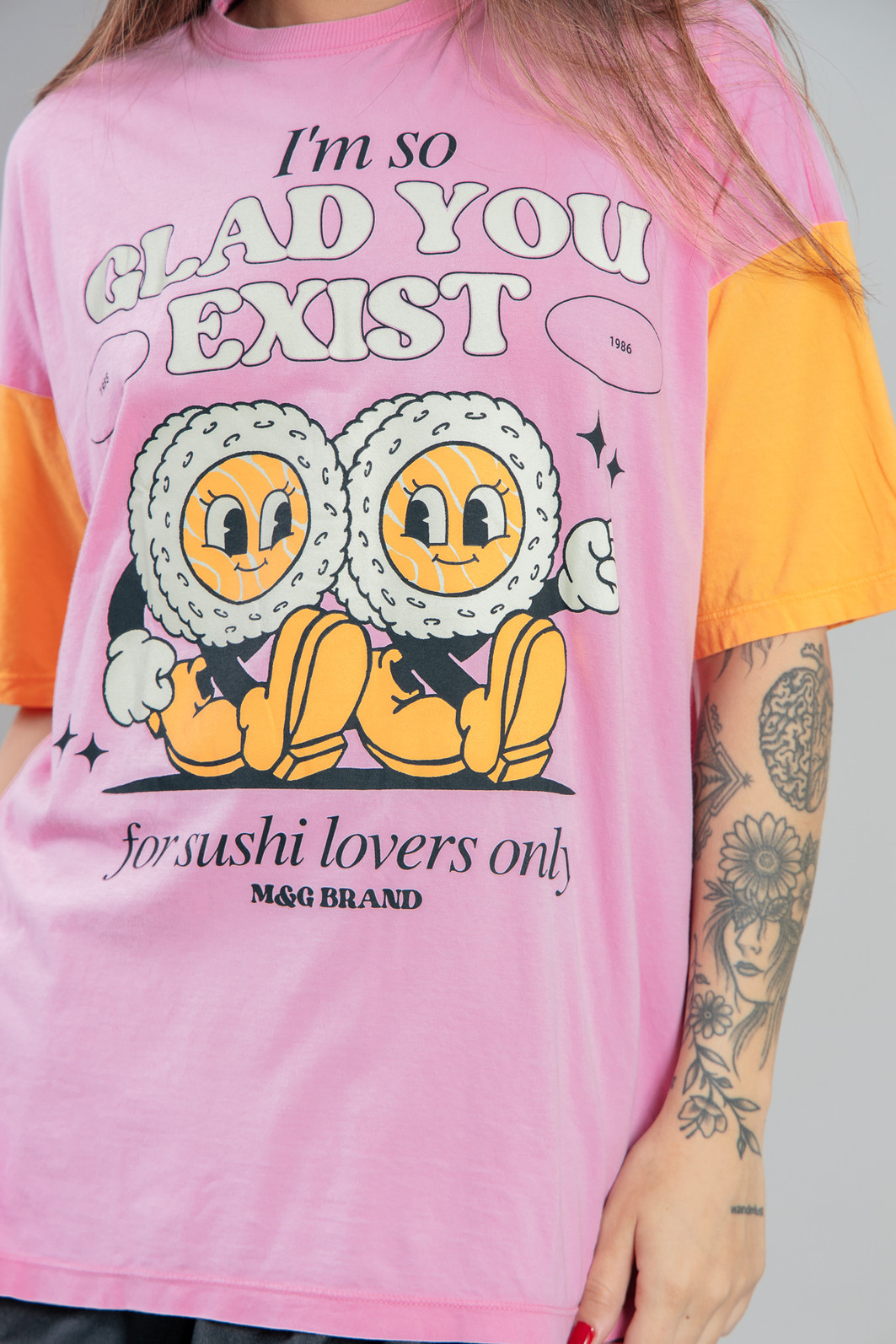 CAMISETA T-SHIRT OVERSIZED ROSA COM MANGAS LARANJAS SUSHI