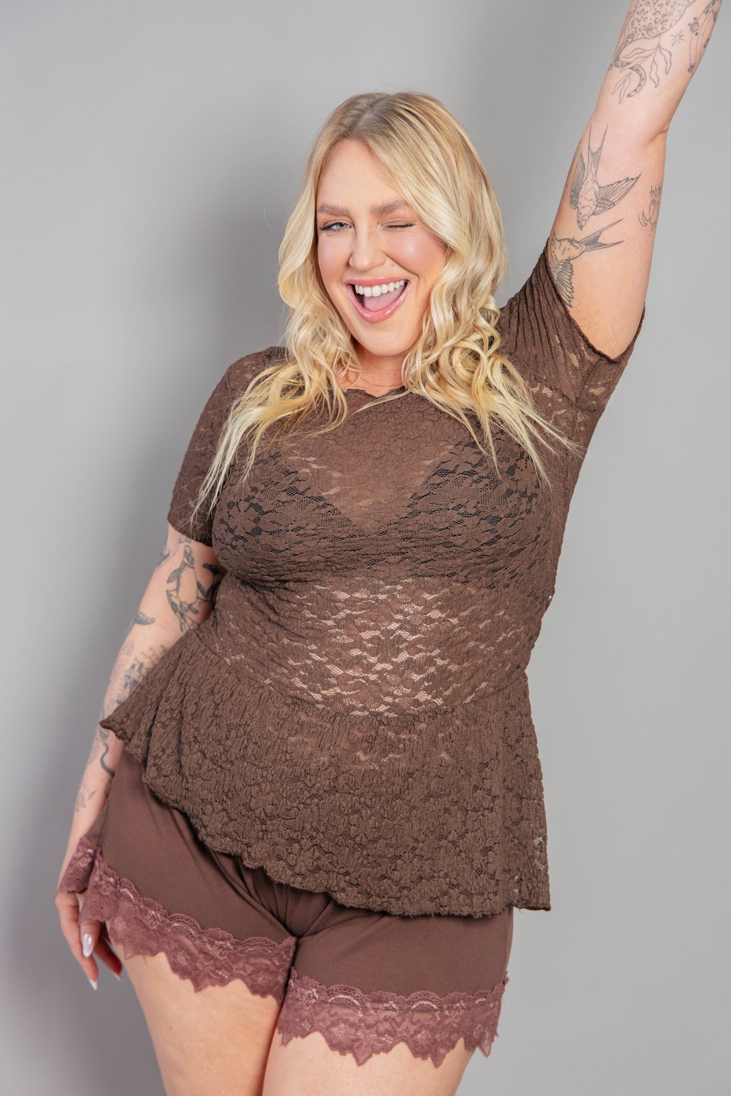BLUSA BABYTEE COM BABADO DE RENDA MARROM BLUSA BABYTEE COM BABADO DE RENDA MARROM