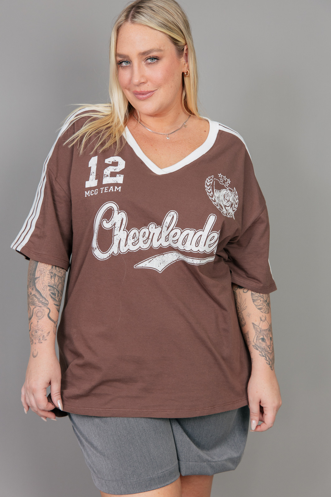 CAMISETA DECOTE V VINTAGE MARROM CHEERLEADER