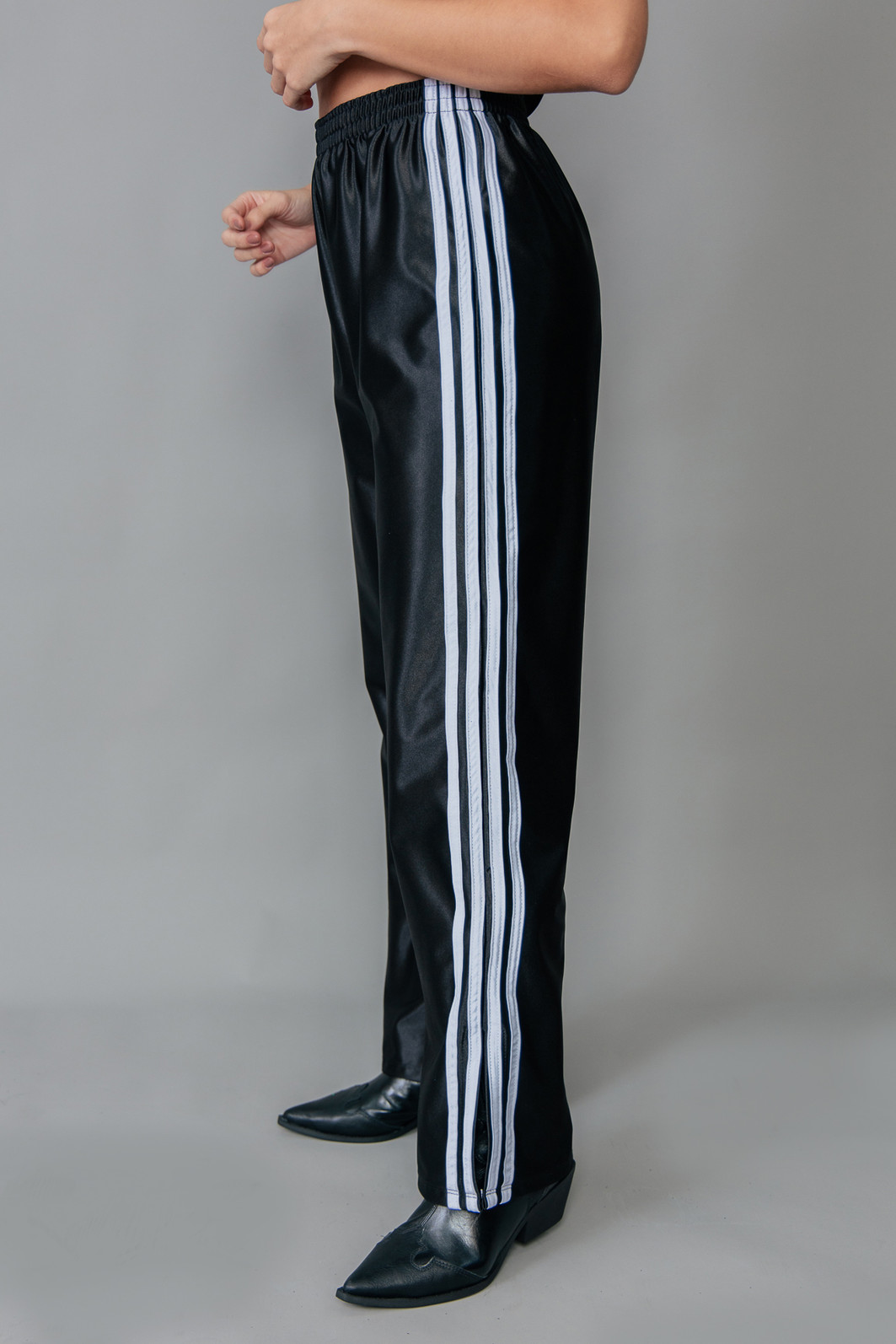 CALÇA SPORT PRETA COM LISTRAS