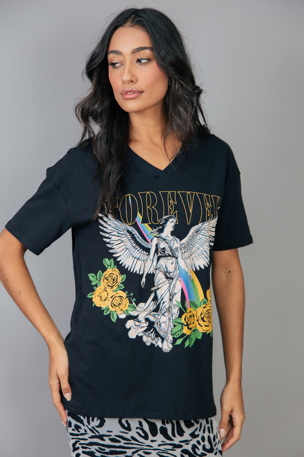 CAMISETA DECOTE V VINTAGE PRETA FOREVER