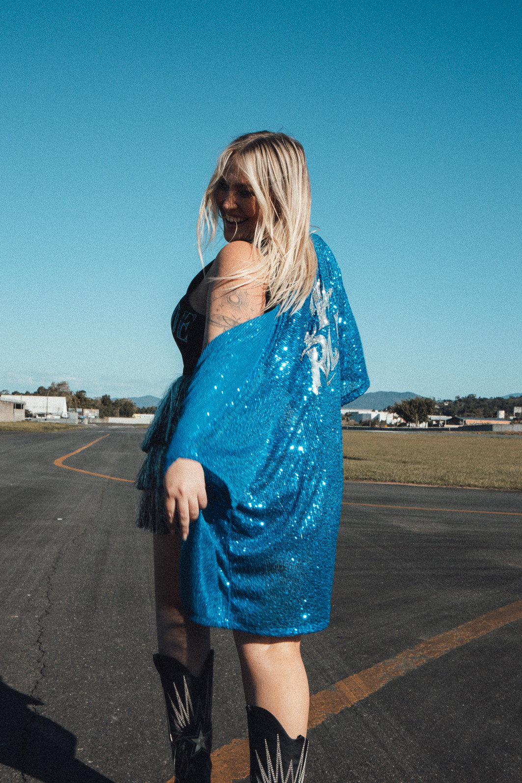 KIMONO COMPRIDO EM PAETÊ AZUL BORDADO PARTY ON KIMONO COMPRIDO EM PAETÊ AZUL BORDADO PARTY ON