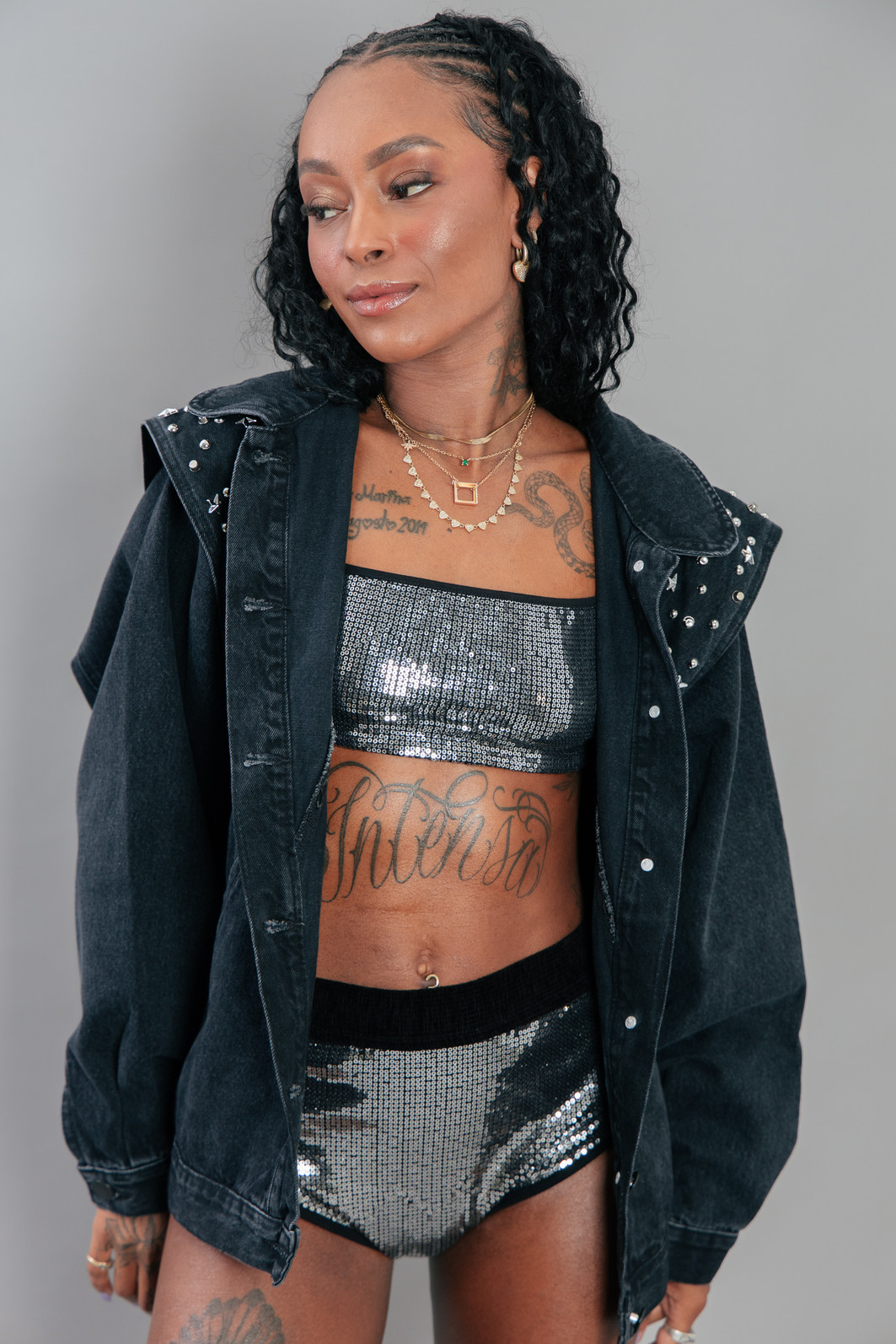 JAQUETA PRETA OVERSIZED 80S COM APLIQUES JAQUETA PRETA OVERSIZED 80S COM APLIQUES