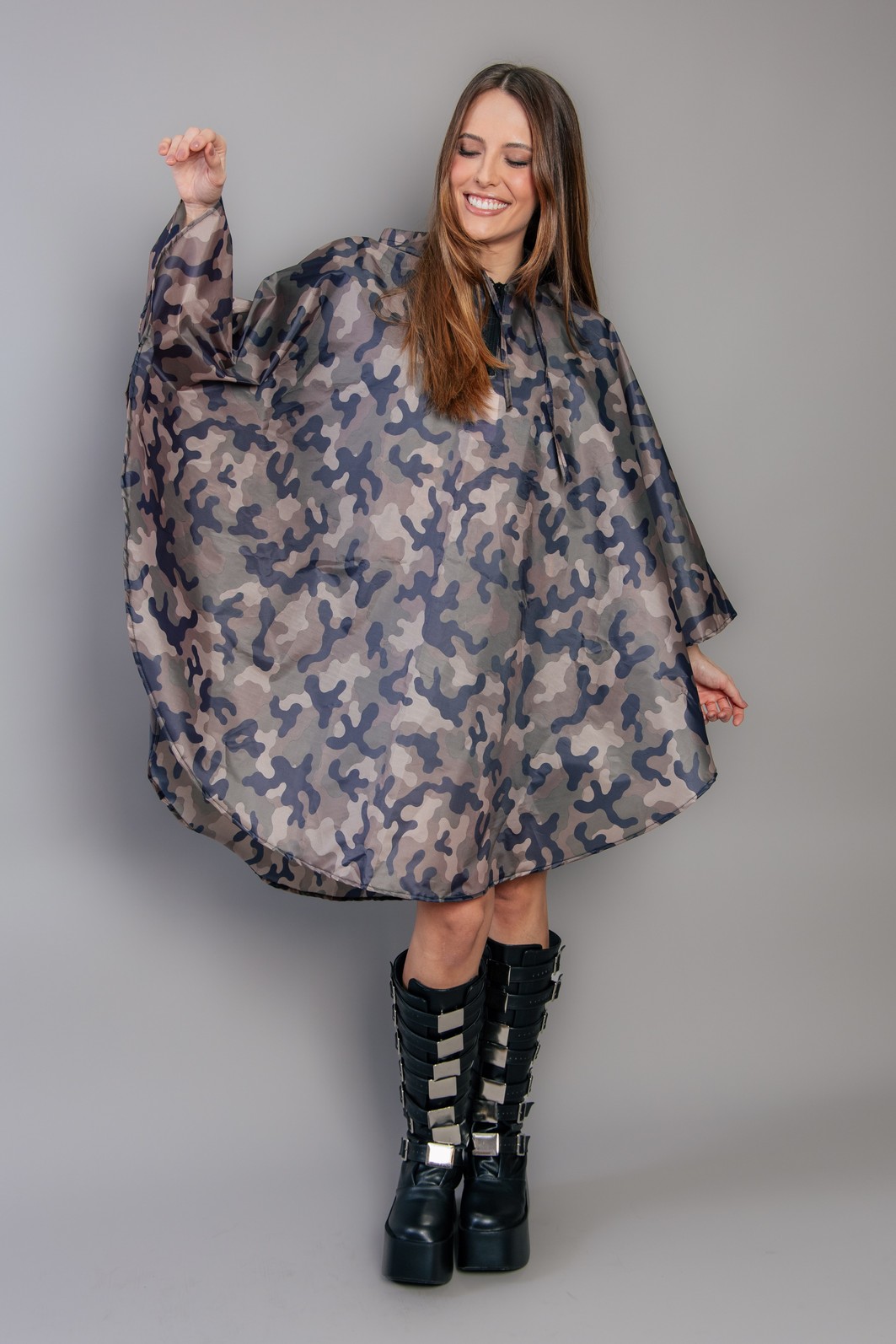 CAPA DE CHUVA COM CAPUZ CAMUFLADO CAPA DE CHUVA COM CAPUZ CAMUFLADO