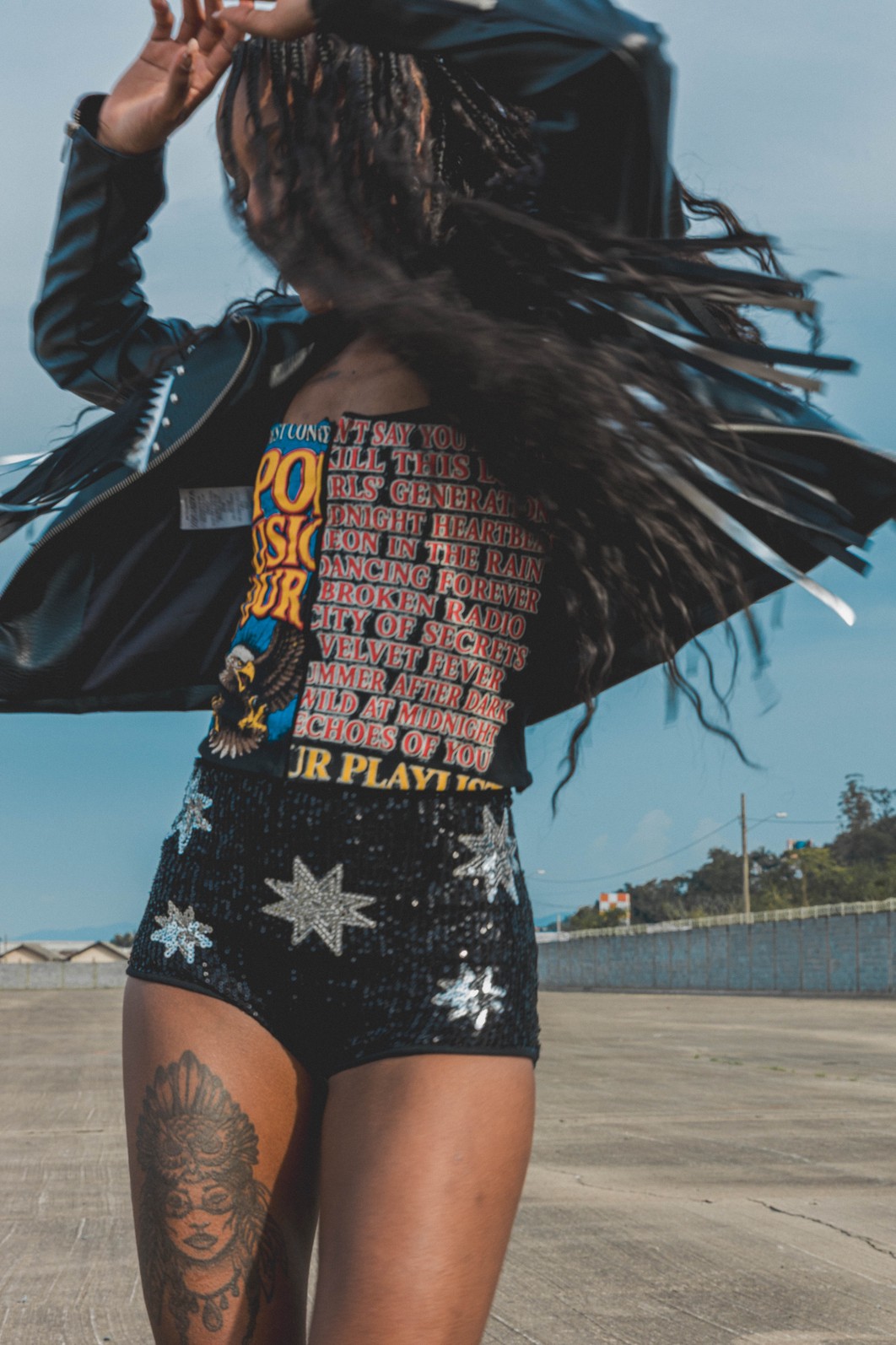 SHORT HOT PANT PAETÊ PRETO COM BORDADO DE ESTRELAS PRATA