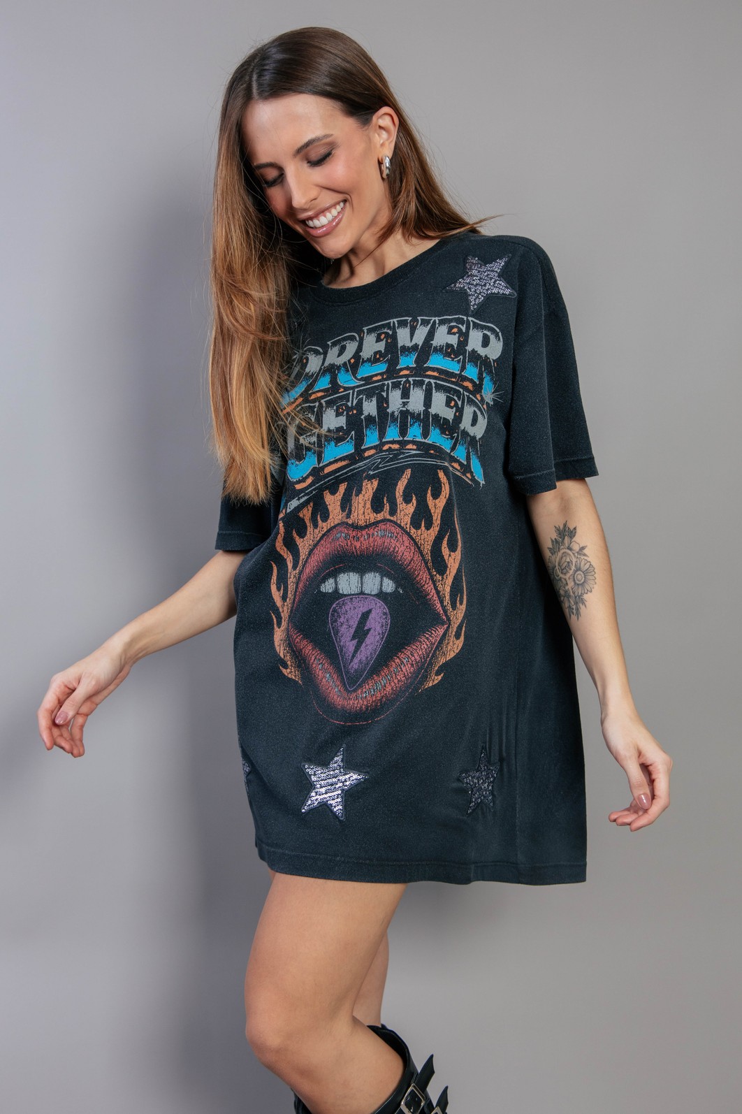 VESTIDO CAMISETÃO PRETO COM APLIQUES FOREVER VESTIDO CAMISETÃO PRETO COM APLIQUES FOREVER