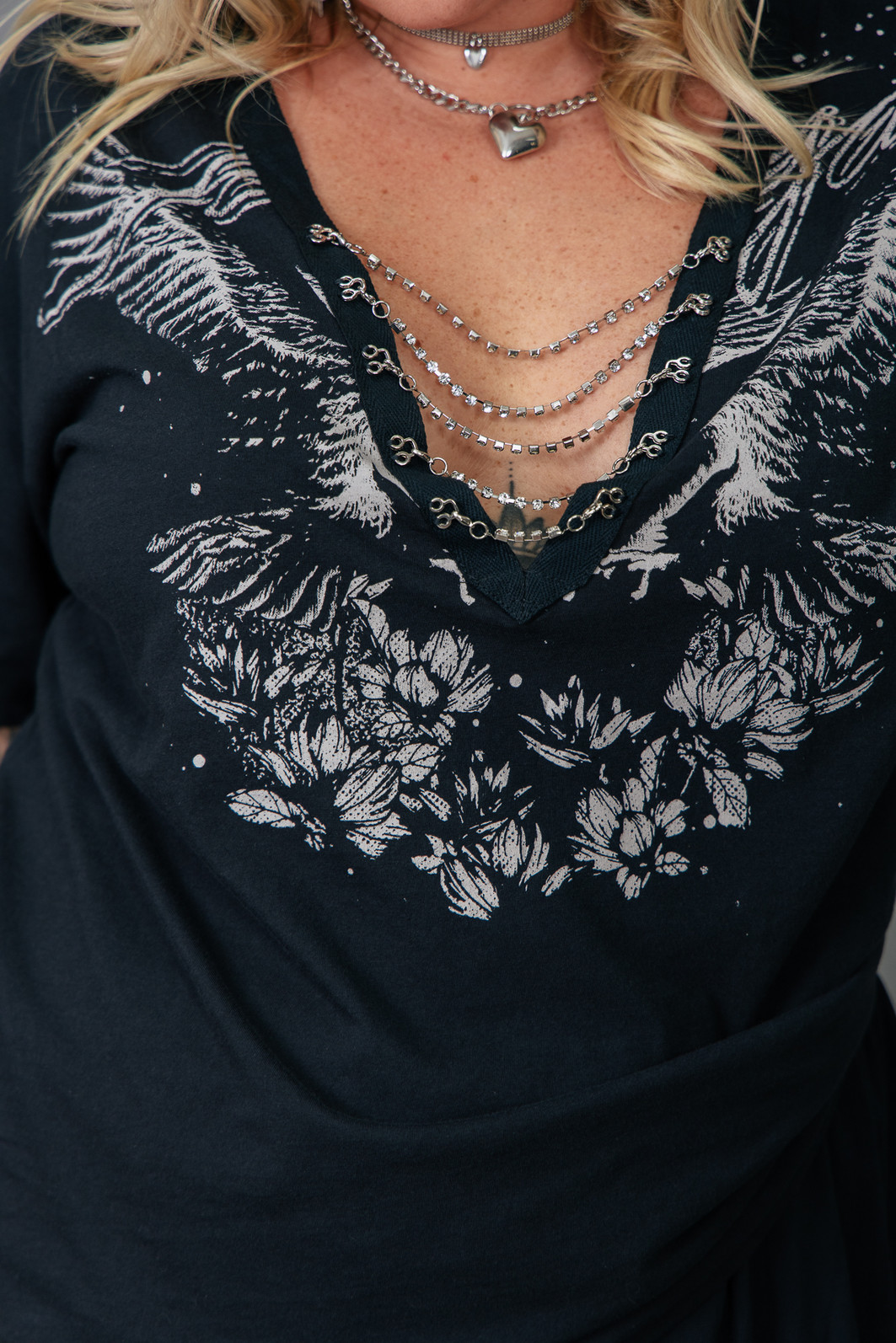 T-SHIRT VINTAGE PRETA DECOTE V COM CORRENTES EAGLE T-SHIRT VINTAGE PRETA DECOTE V COM CORRENTES EAGLE