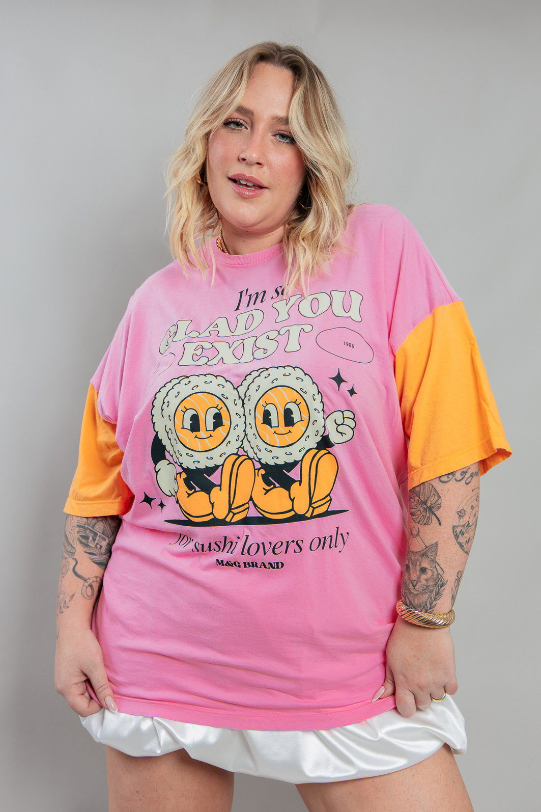 CAMISETA T-SHIRT OVERSIZED ROSA COM MANGAS LARANJAS SUSHI