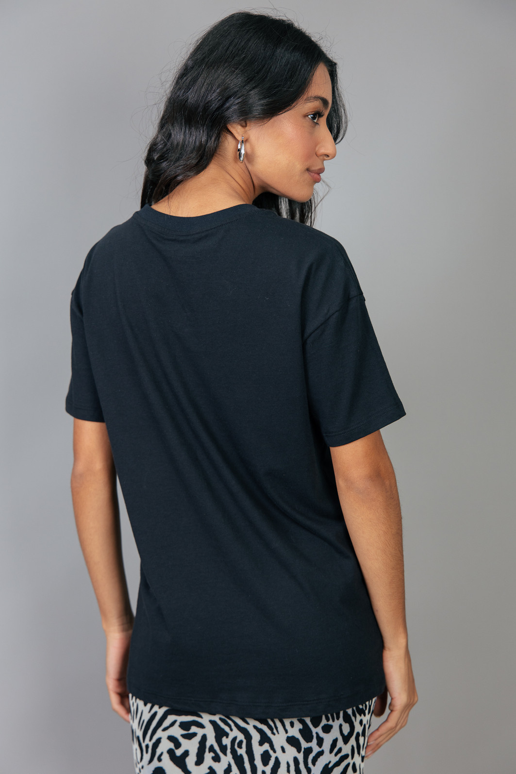 CAMISETA DECOTE V VINTAGE PRETA FOREVER