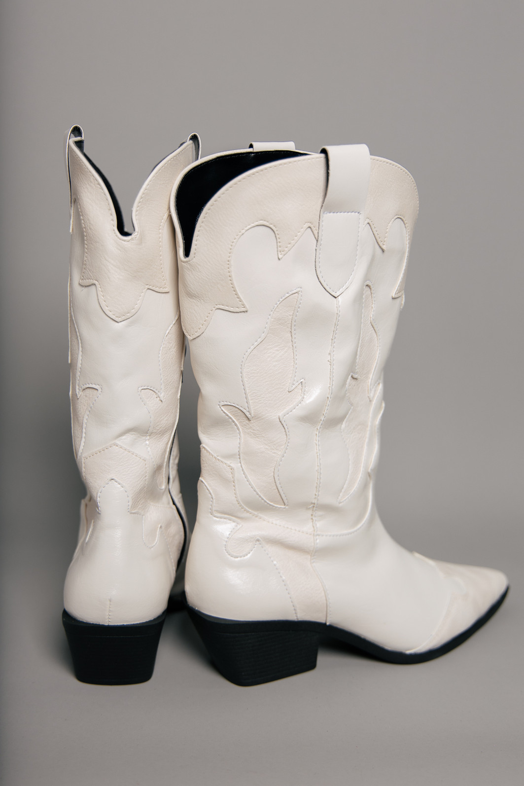 BOTA WESTERN COM BORDADO OFF WHITE BOTA WESTERN COM BORDADO OFF WHITE