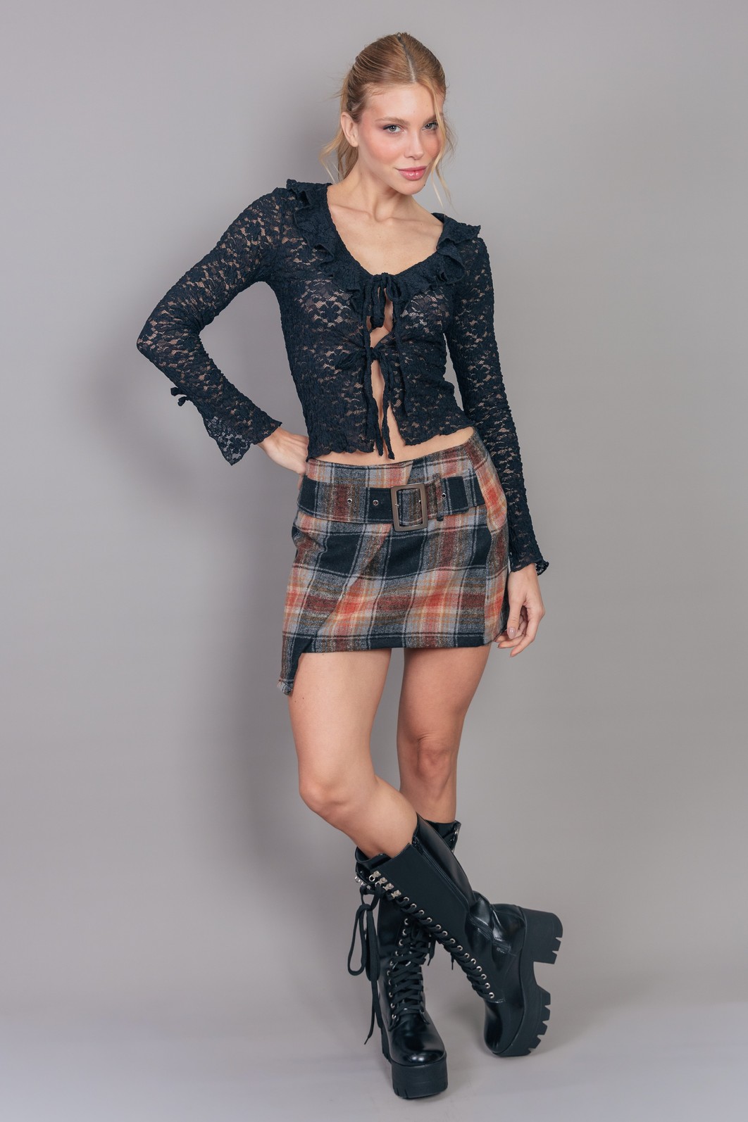 BLUSA MANGA LONGA DE RENDA COM AMARRAÇÃO BLUSA MANGA LONGA DE RENDA COM AMARRAÇÃO