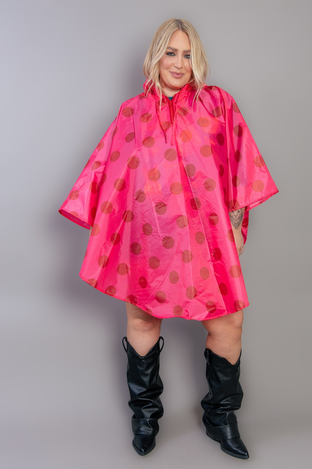 CAPA DE CHUVA COM CAPUZ DE POÁ ROSA E VERMELHO CAPA DE CHUVA COM CAPUZ DE POÁ ROSA E VERMELHO