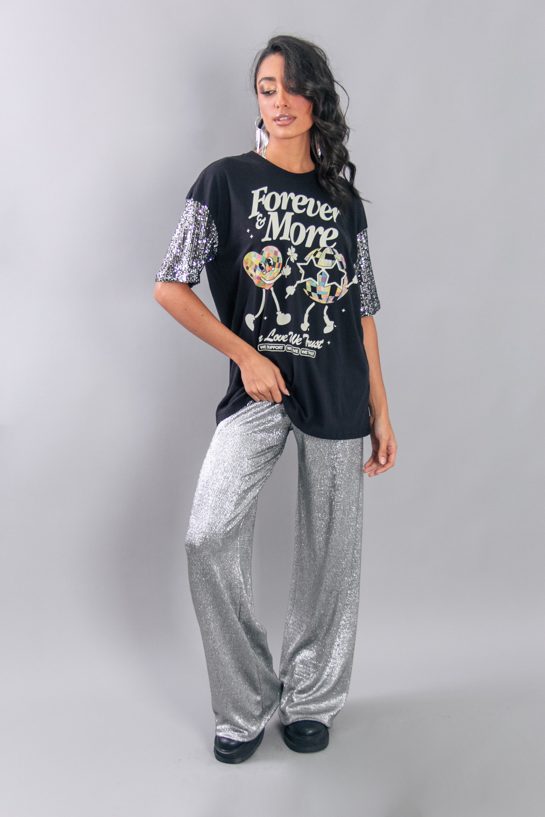 CAMISETA T-SHIRT VINTAGE PRETA FOREVER MANGA PAETÊ PRATA CAMISETA T-SHIRT VINTAGE PRETA FOREVER MANGA PAETÊ PRATA