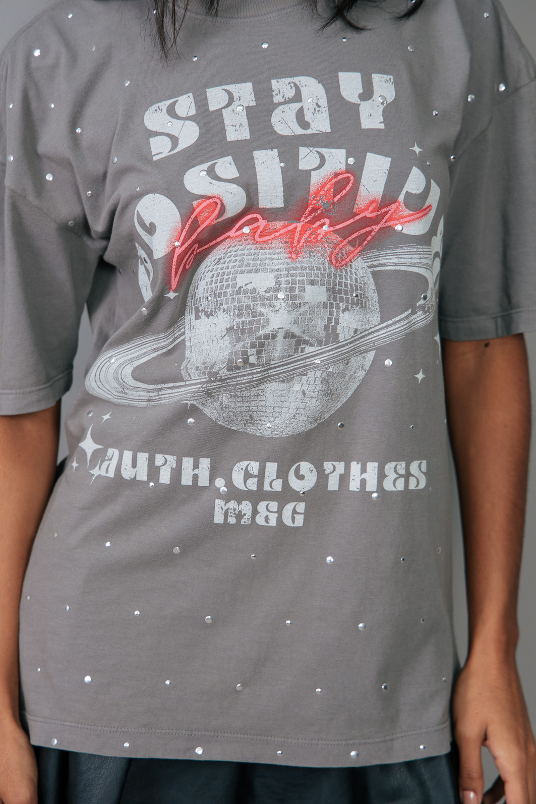 T-SHIRT VINTAGE CINZA COM APLIQUE DE TACHAS