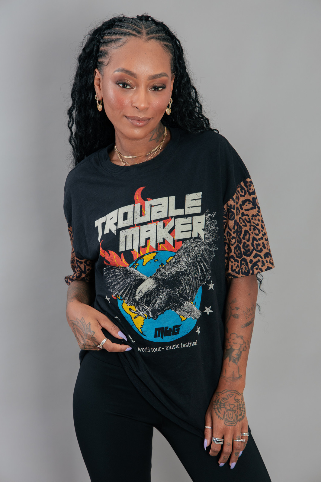 CAMISETA T-SHIRT VINTAGE PRETA COM MANGAS ONCINHA CAMISETA T-SHIRT VINTAGE PRETA COM MANGAS ONCINHA