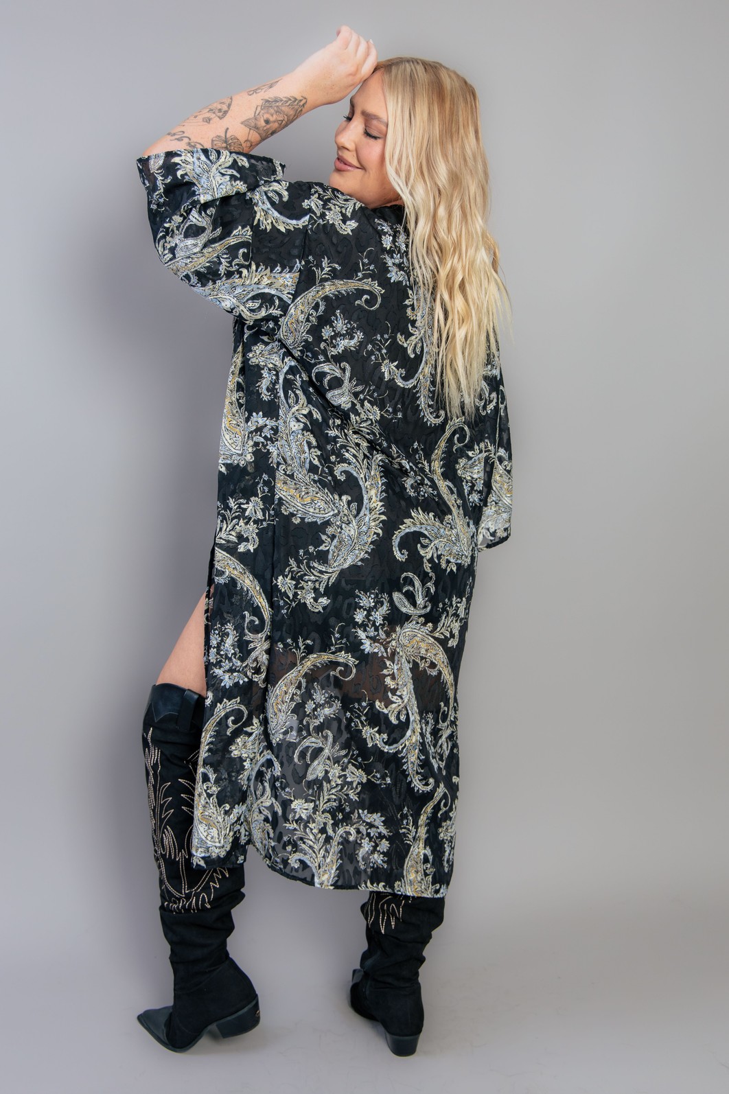 KIMONO EM TECIDO DEVORÊ ESTAMPADO PAISLEY KIMONO EM TECIDO DEVORÊ ESTAMPADO PAISLEY