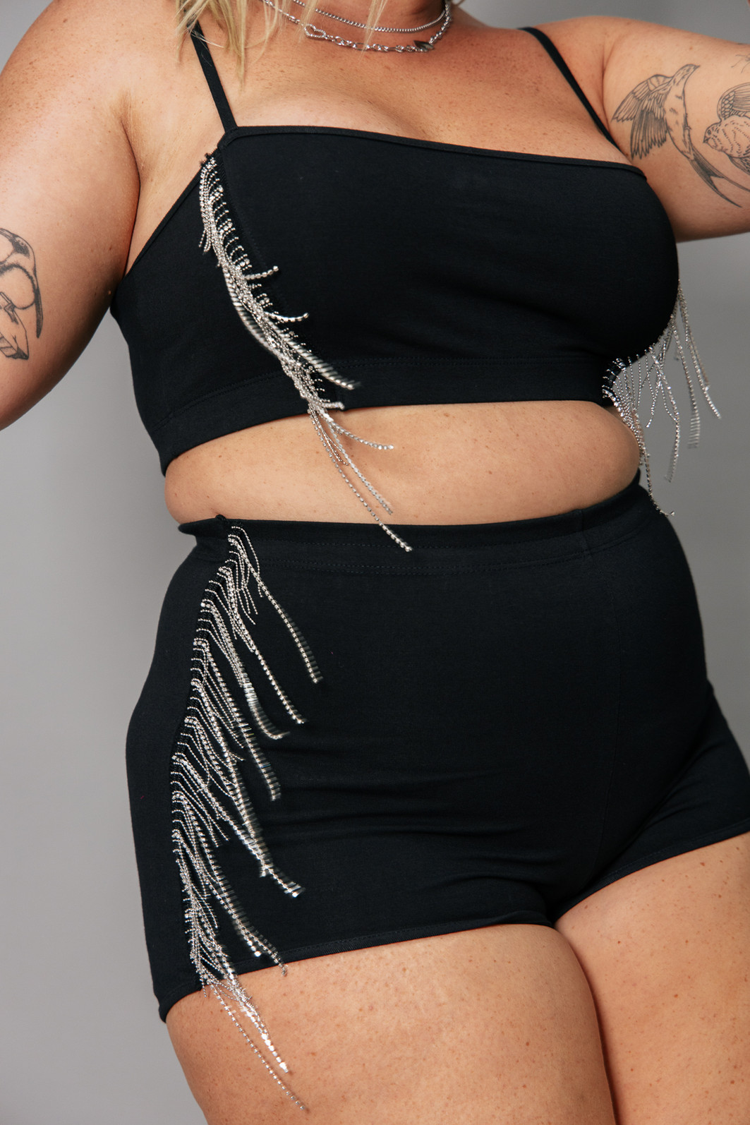 MINI SHORT HOT PANT PRETO COM FRANJAS DE METAL