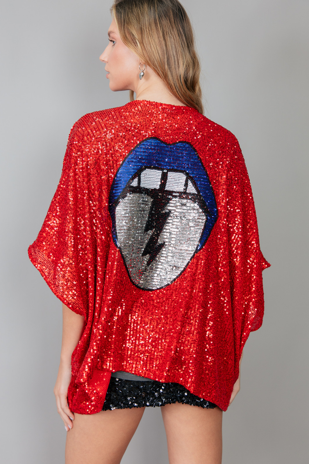 KIMONO AMPLO DE PAETÊ VERMELHO COM BORDADO MOUTH