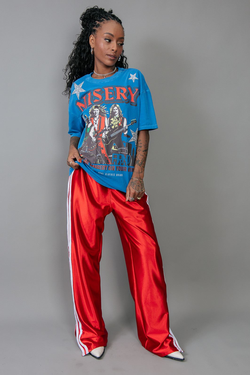 T-SHIRT VINTAGE AZUL MISERY COM APLIQUE DE ESTRELAS