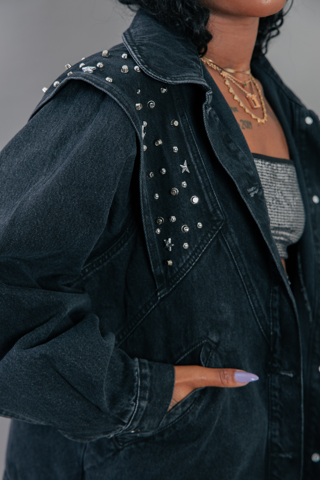 JAQUETA PRETA OVERSIZED 80S COM APLIQUES JAQUETA PRETA OVERSIZED 80S COM APLIQUES