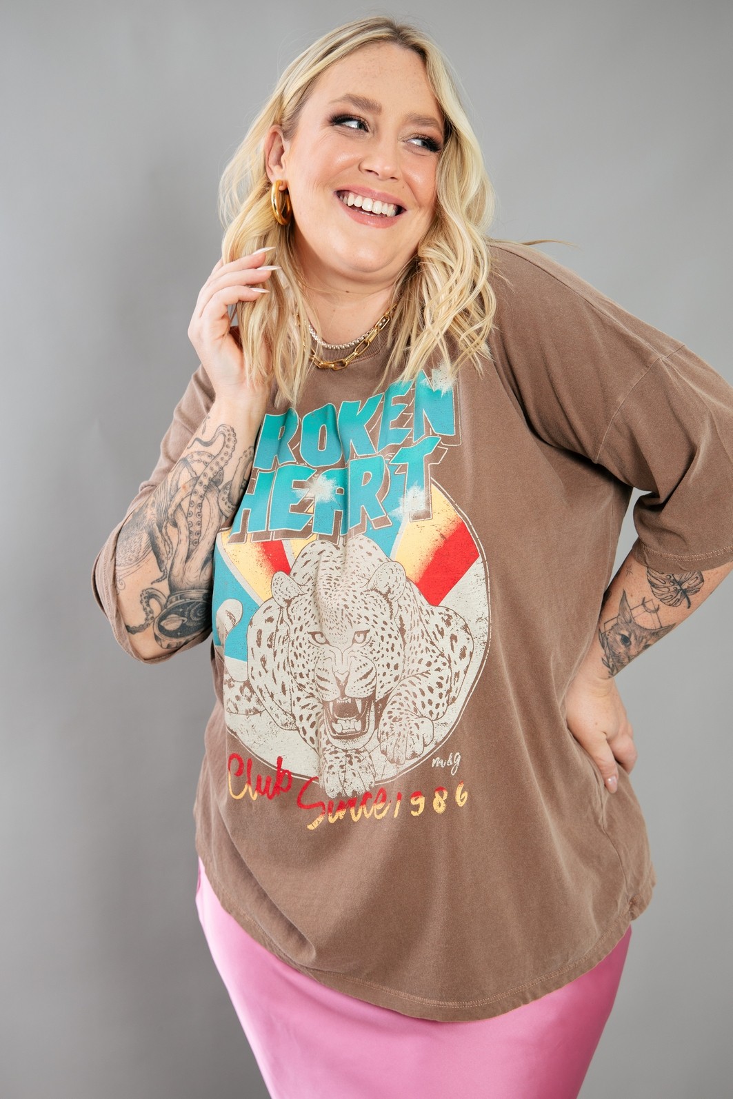 CAMISETA  T-SHIRT OVERSIZED MARROM BROKEN HEART