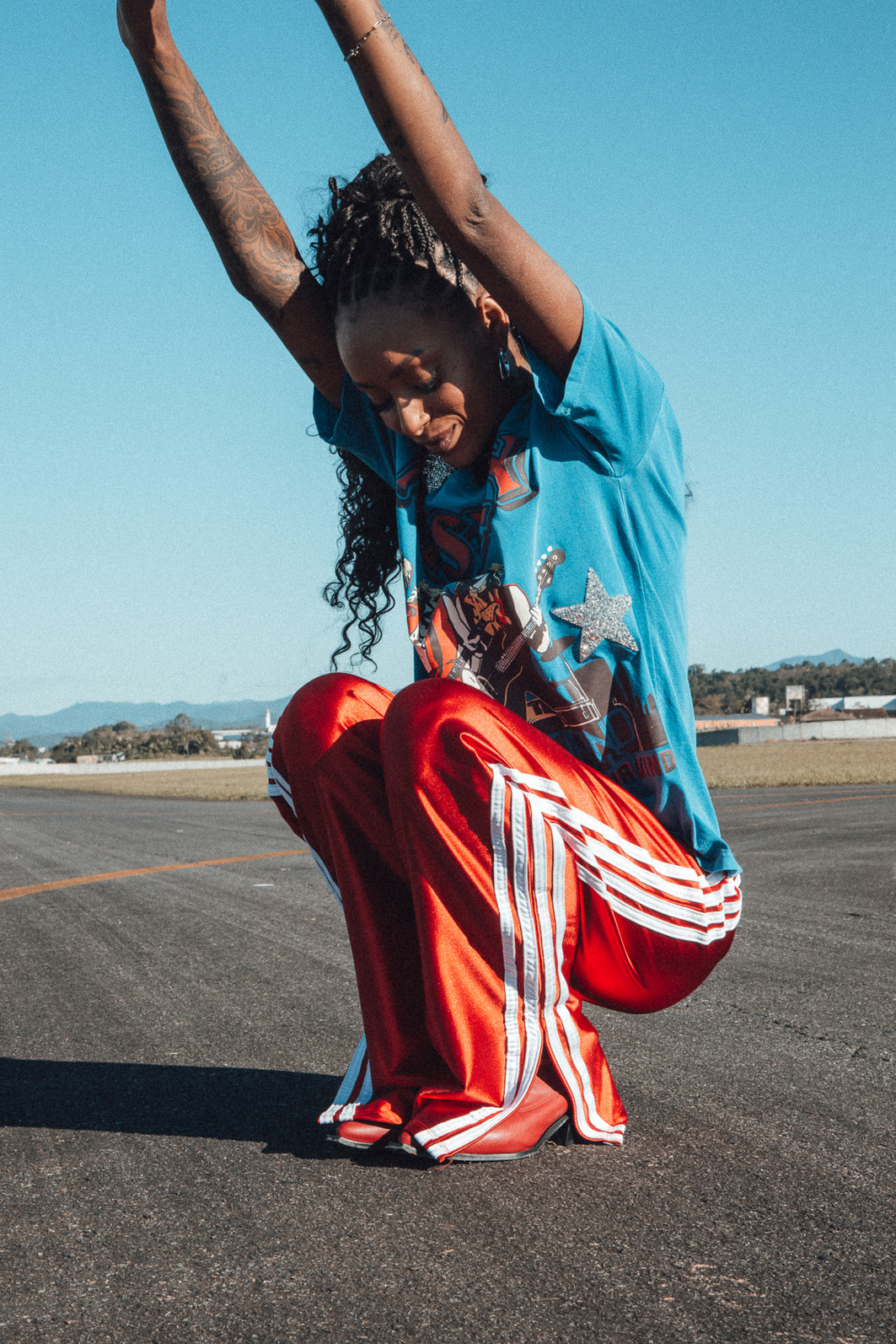 CALÇA SPORT VERMELHA COM LISTRAS CALÇA SPORT VERMELHA COM LISTRAS