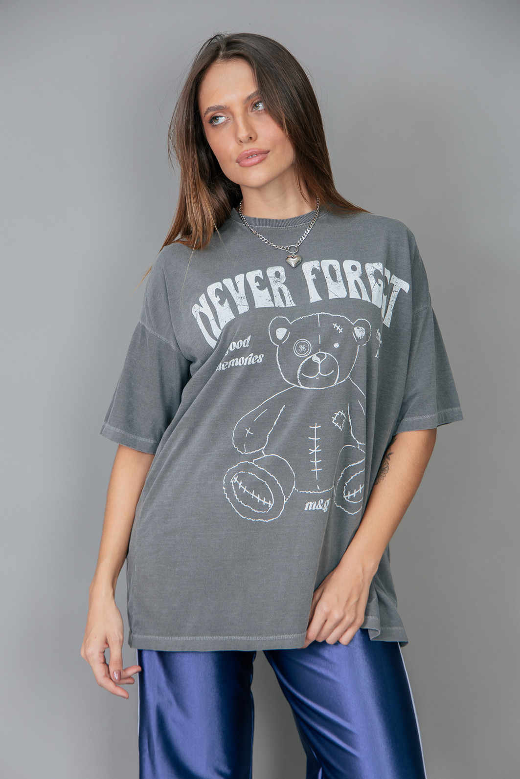 CAMISETA T-SHIRT OVERSIZED CINZA NEVER FORGET CAMISETA T-SHIRT OVERSIZED CINZA NEVER FORGET