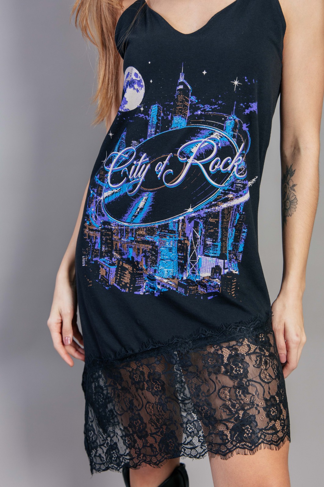 VESTIDO DE ALCINHA PRETO COM RENDA CITY OF ROCK VESTIDO DE ALCINHA PRETO COM RENDA CITY OF ROCK
