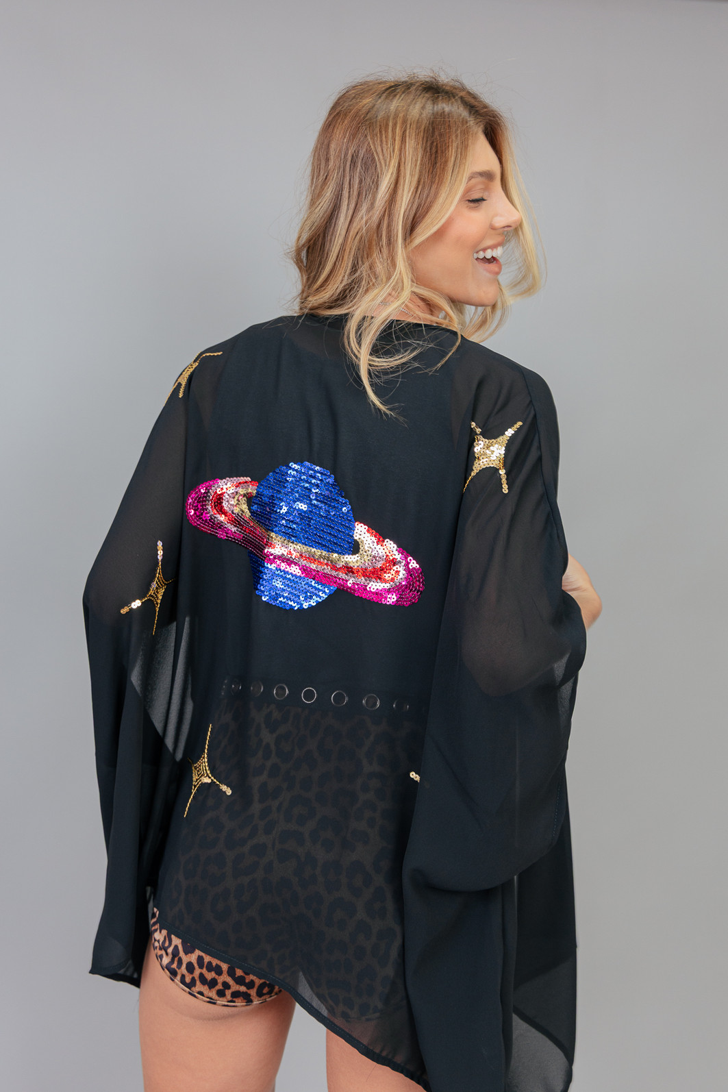 KIMONO PRETO DE TECIDO COM BORDADO DE PAETÊ PLANETA