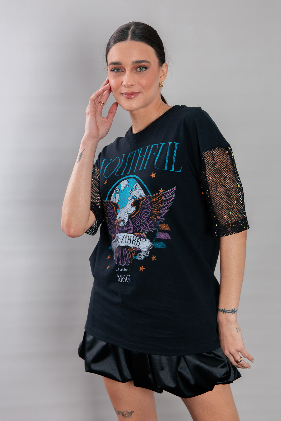 CAMISETA T-SHIRT VINTAGE PRETA COM MANGAS TELA COM PAETÊ YOUTHFUL CAMISETA T-SHIRT VINTAGE PRETA COM MANGAS TELA COM PAETÊ YOUTHFUL