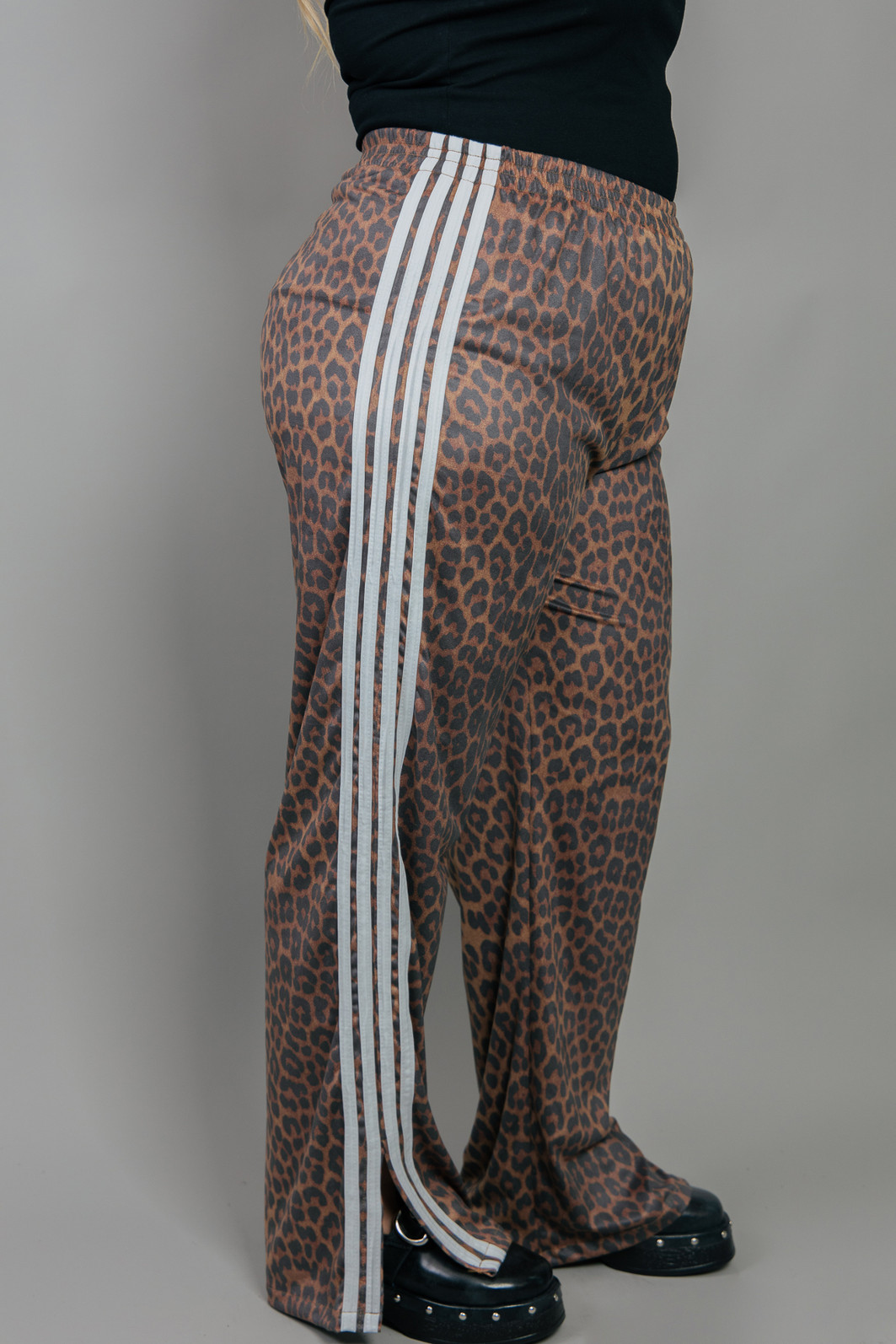 CALÇA ESPORTIVA DE ONCINHA COM LISTRAS