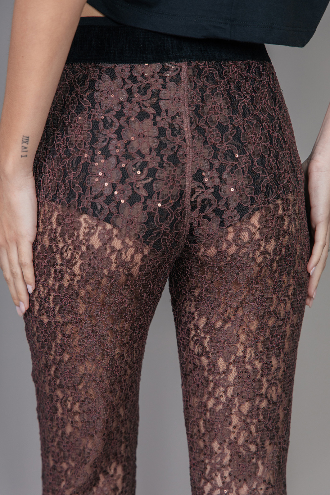 CALÇA DE RENDA TRANSPARENTE COM PAETÊ MARROM CALÇA DE RENDA TRANSPARENTE COM PAETÊ MARROM