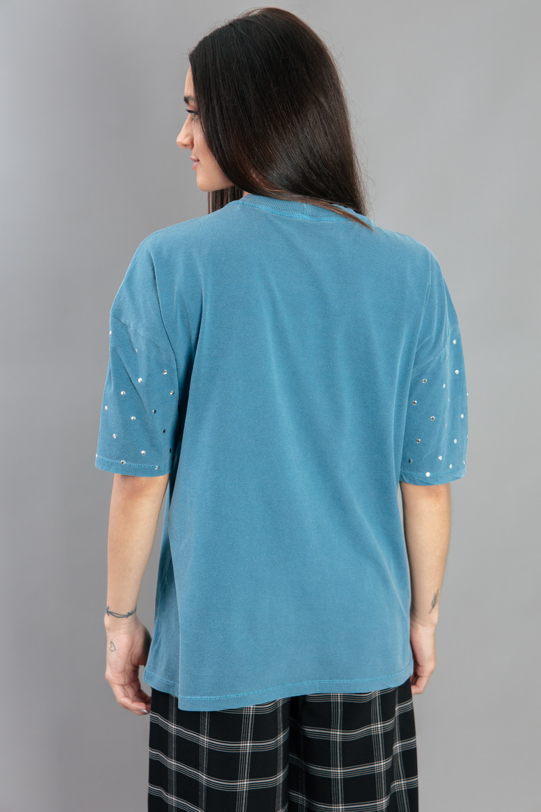 CAMISETA T-SHIRT VINTAGE AZUL COM TACHAS NA MANGA JUST KEEP CAMISETA T-SHIRT VINTAGE AZUL COM TACHAS NA MANGA JUST KEEP