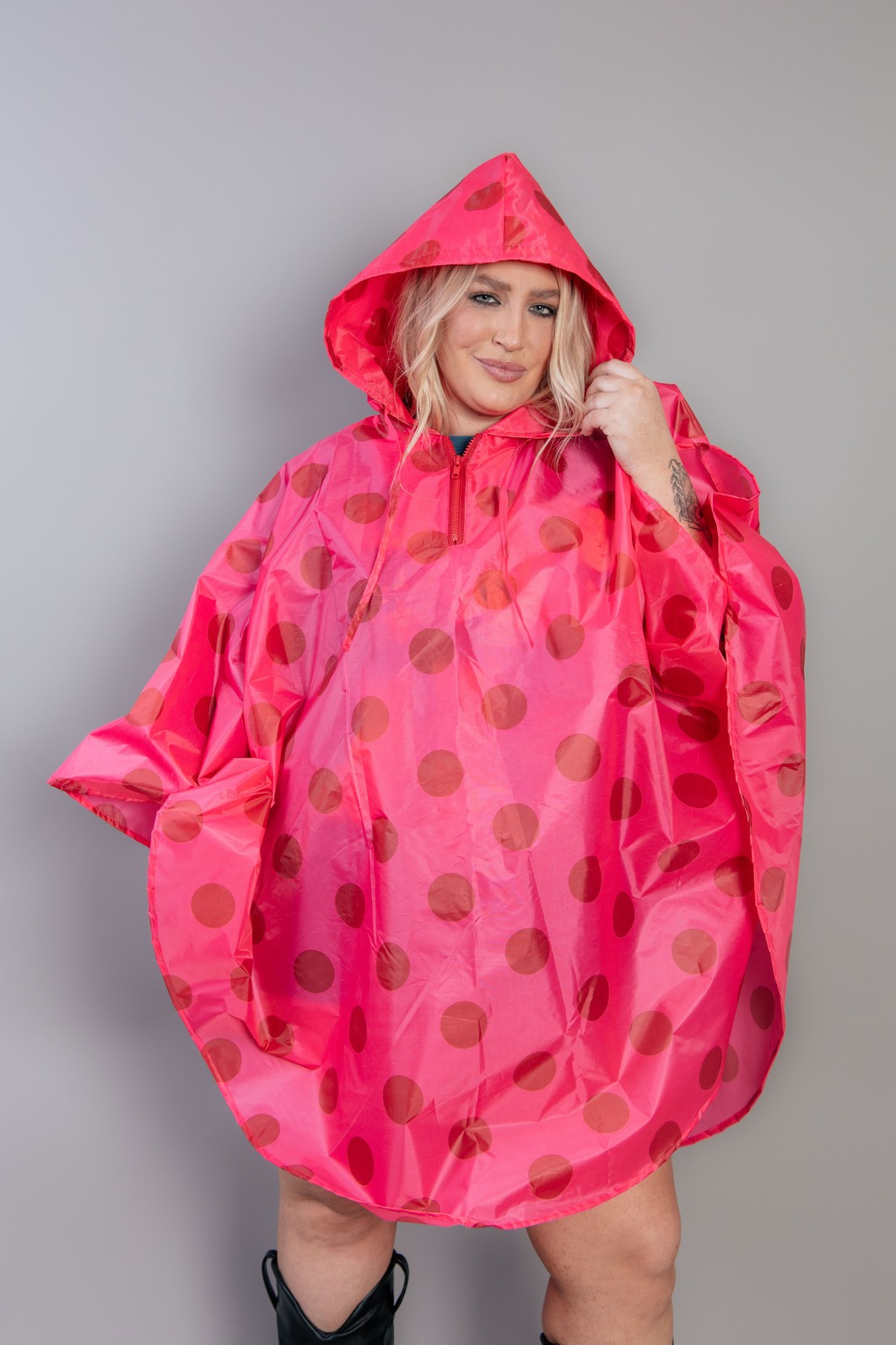 CAPA DE CHUVA COM CAPUZ DE POÁ ROSA E VERMELHO CAPA DE CHUVA COM CAPUZ DE POÁ ROSA E VERMELHO