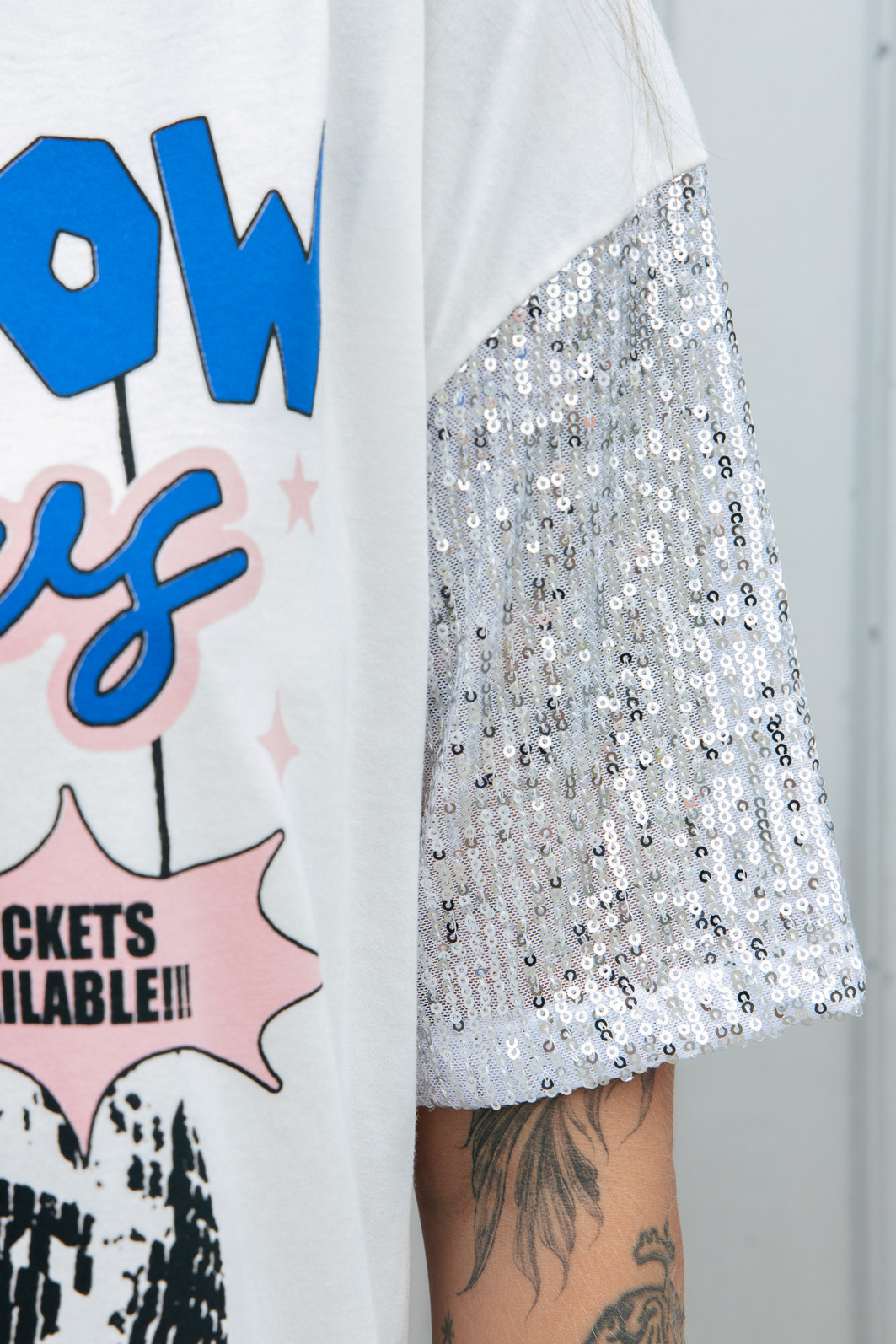 CAMISETA T-SHIRT VINTAGE OFF COM MANGAS DE PAETÊ PRATA CAMISETA T-SHIRT VINTAGE OFF COM MANGAS DE PAETÊ PRATA