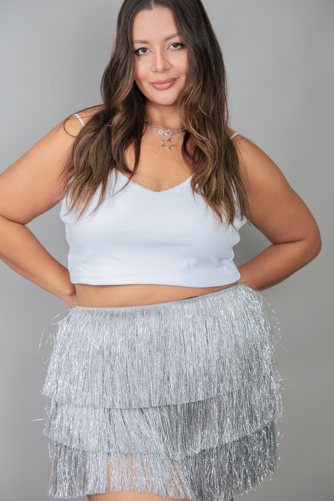 SHORT SAIA COM FRANJAS CINZA COM PRATA