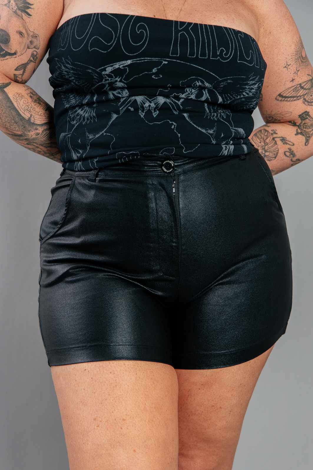 SHORT HOT PANT RESINADO PRETO