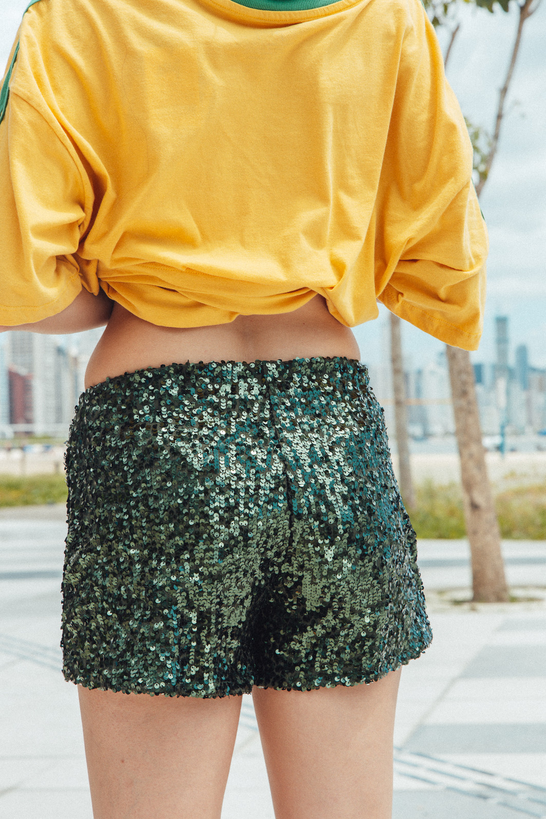 SHORT SAIA COM TRANSPASSE FRANZIDO EM PAETÊ VERDE