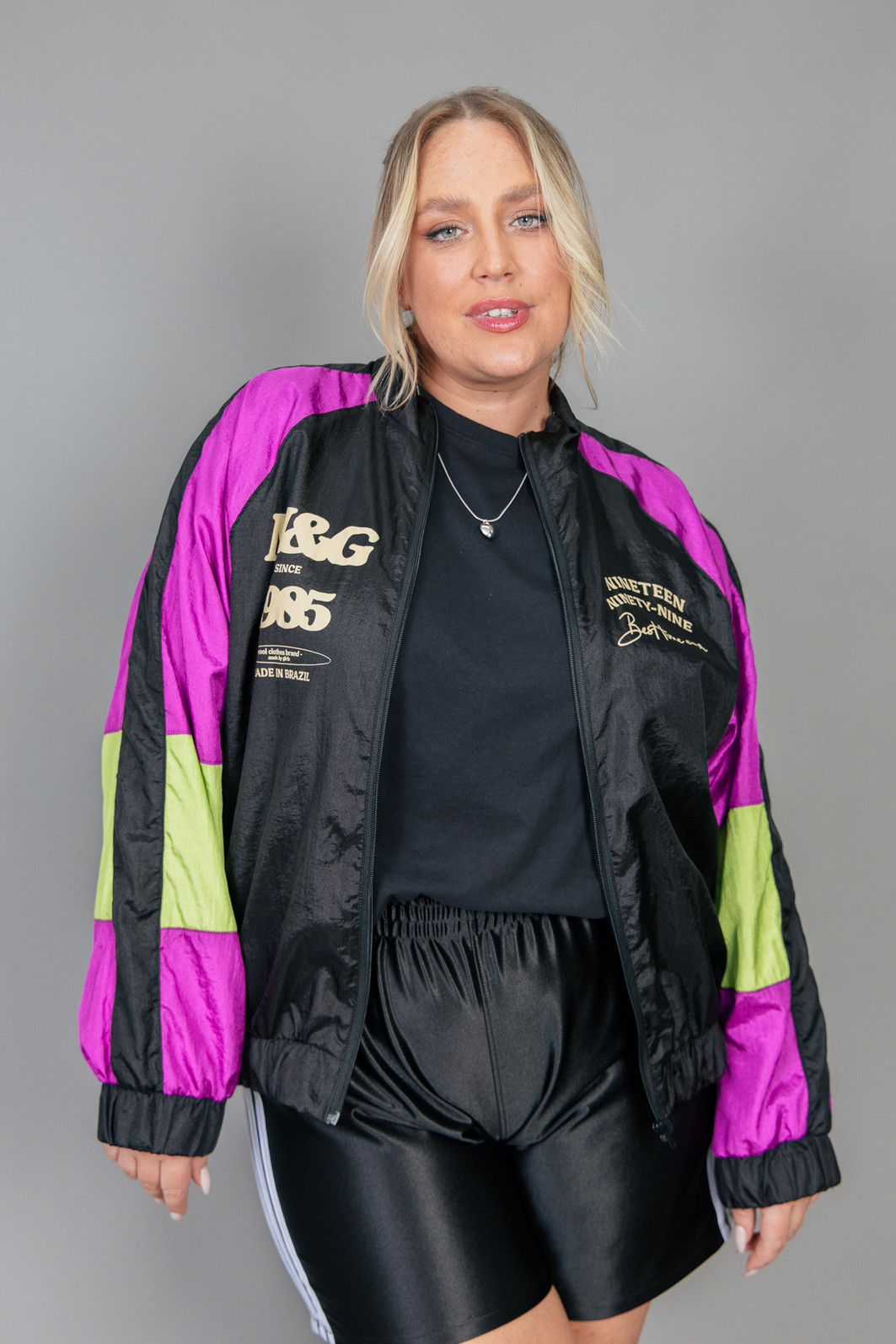 JAQUETA ESPORTIVA COM RECORTES COLORIDA NINETEEN