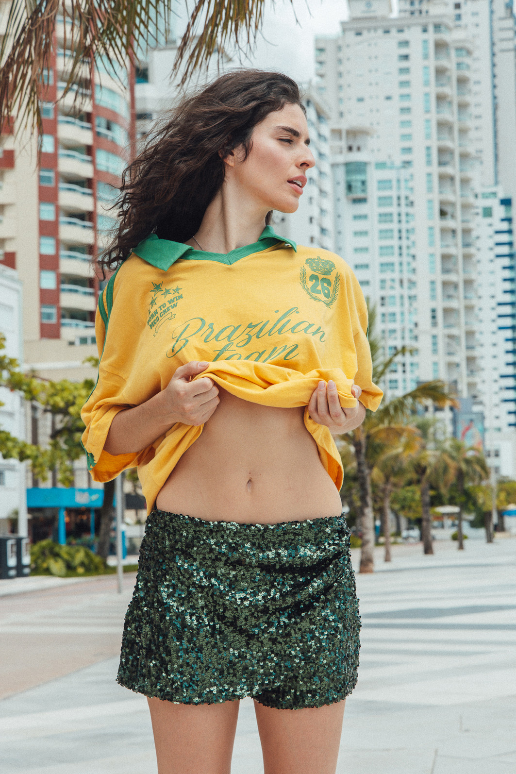 SHORT SAIA COM TRANSPASSE FRANZIDO EM PAETÊ VERDE